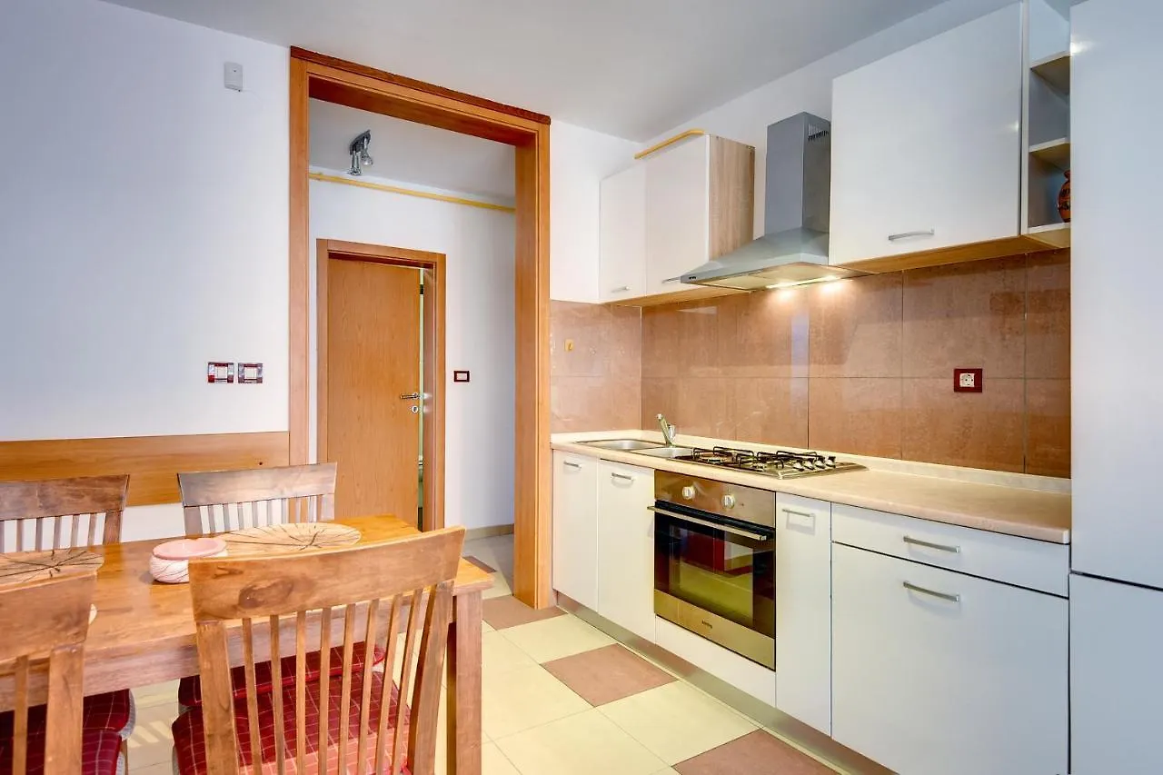 Apartments Universe Pula 0*,